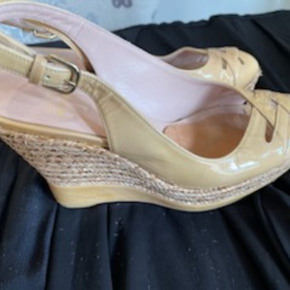 Stuart Weitzman Cream Tan Patent Leather Wedge - Size 7.5 - Picture 4 of 12
